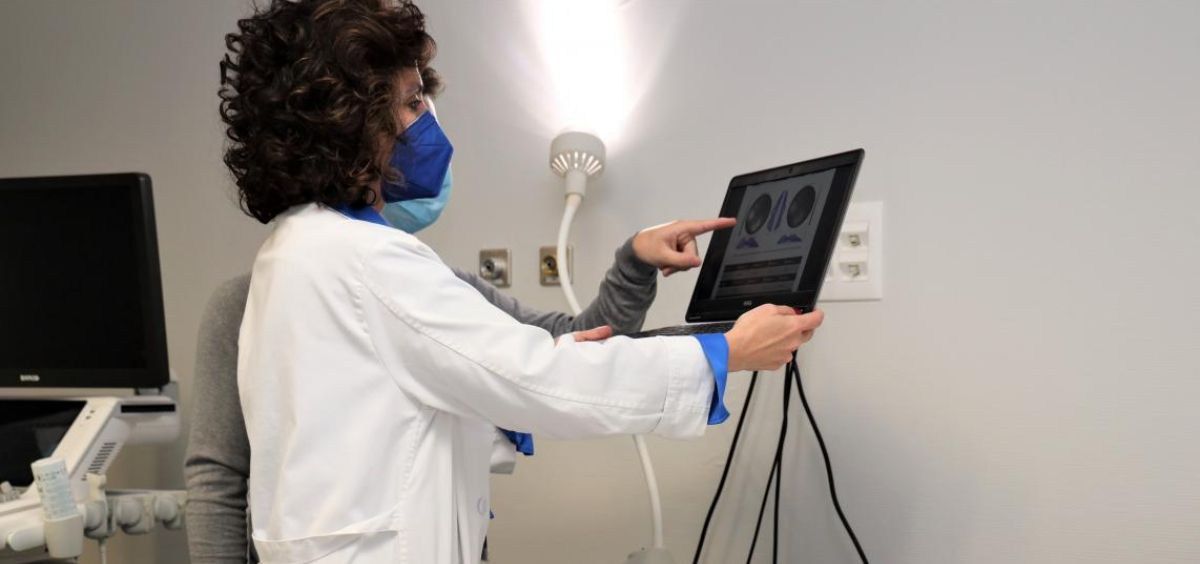La radióloga Cristina Romero Castellano utilizando el dispositivo MammoWave (Foto. Hospital Universitario de Toledo)