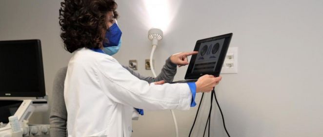 La radióloga Cristina Romero Castellano utilizando el dispositivo MammoWave (Foto. Hospital Universitario de Toledo)