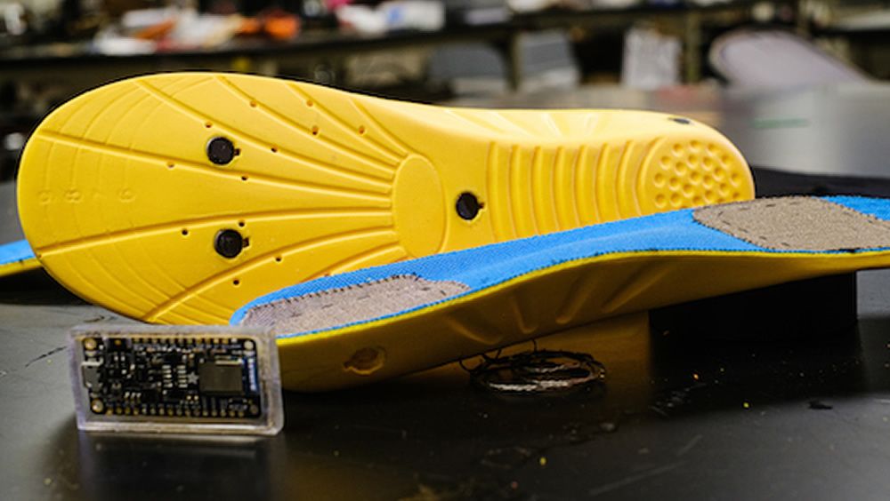 Un prototipo de plantilla inteligente que contiene motores hápticos vibratorios incrustados en la superficie inferior y electrodos de tela TENS cosidos en la superficie superior. (Foto de Jeff Fitlo Universidad de Rice))