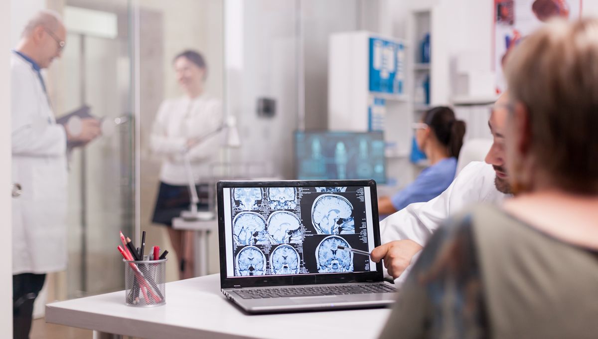 Un doctor muestra a una paciente imágenes del cerebro (Foto. Freepik)