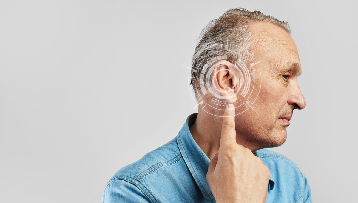 Hombre con problemas de audición y necesidad de un implante auditivo (Foto. Freepik)
