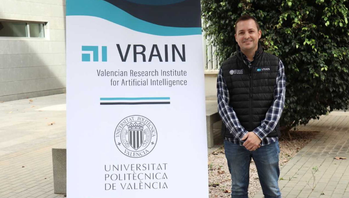 El investigador principal del proyecto en VRAIN, Juan Miguel Alberola, atiende a SaluDigital. (UPV)