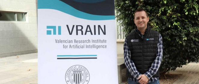 El investigador principal del proyecto en VRAIN, Juan Miguel Alberola, atiende a SaluDigital. (UPV)