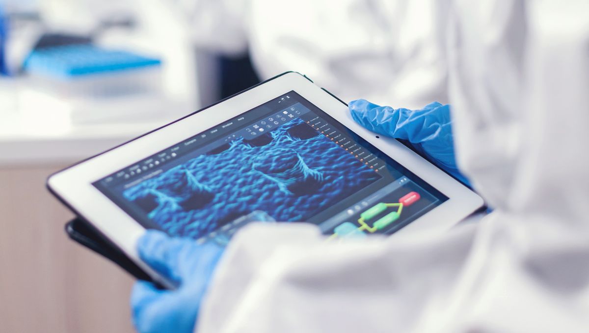 Medico utilizando una tablet con Inteligencia Artificial (Foto: Freepik)