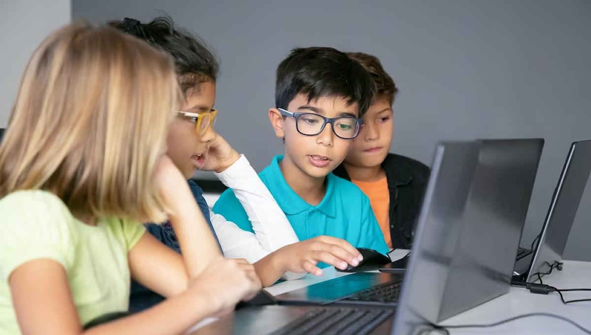 Niños en clase con un videojuego interactivo en el ordenador. (Foto: Freepik)