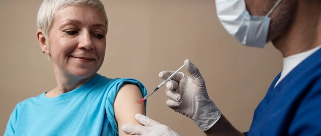 Mujer vacunándose (Foto: Freepik)