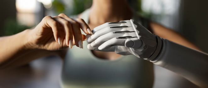 Persona con mano robótica (Foto: Freepik)