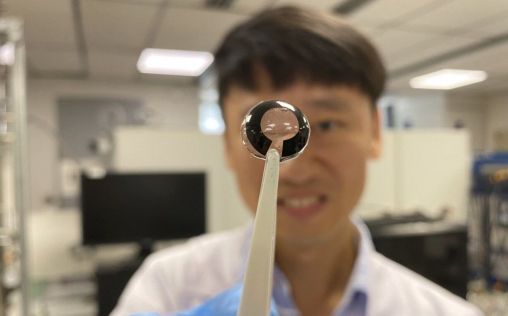 Diseñan una batería ultrafina alimentada por soluciones salinas para lentes de contacto inteligentes
