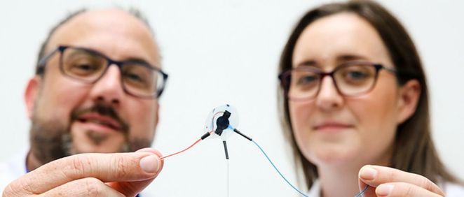 El profesor Garry Duffy y la Dra. Rachel Beatty muestran el implante robótico blando (Foto: Universidad de Galway)