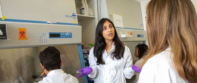 Ritu Raman, profesora de d'Arbeloff, junto a sus estudiantes del laboratorio. (Foto: MIT)
