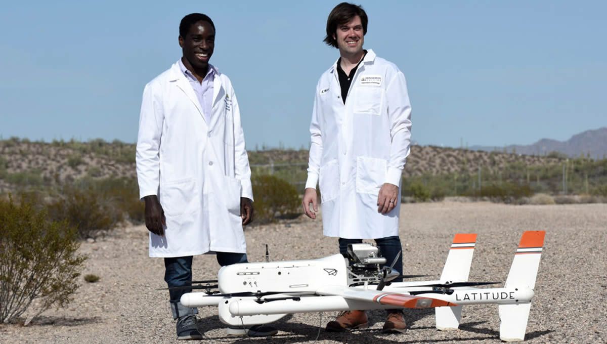 Los doctores Timothy Amukele y Jeff Street posan con el dron HQ-40 en el desierto de Arizona (Estados Unidos)