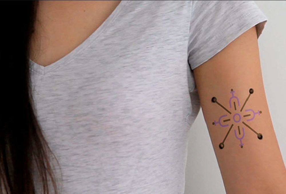 Tatuaje inteligente capaz de monitorizar la salud cambiando de color