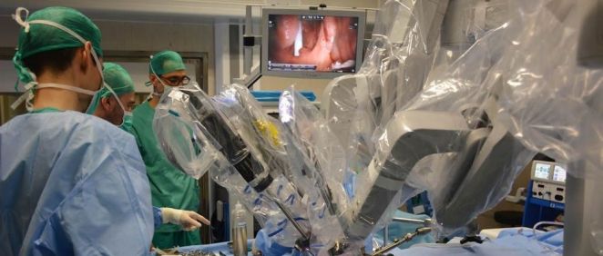 Cirujanos efectúan una laringectomía total robótica con un Da Vinci