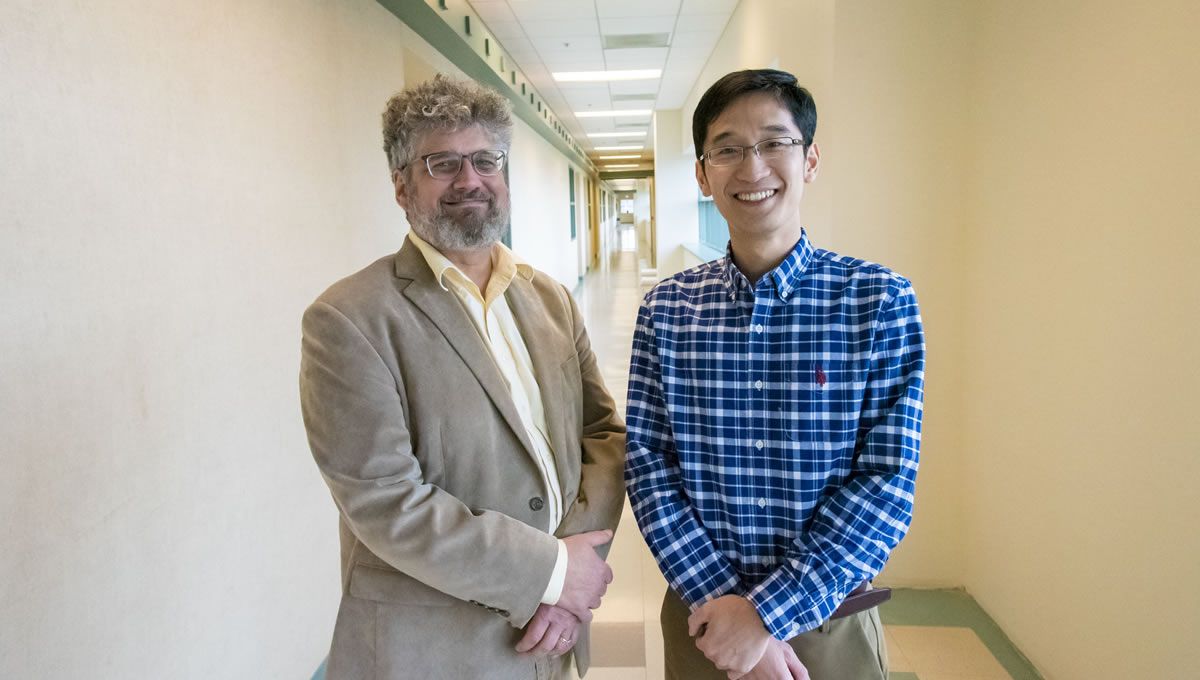 Jonathan Sweedler and Fan Lam, investigadores que han estudiado los mapas moleculares 3D. (Foto: Jenna Kurtzweil, Beckman Institute Communications Office)