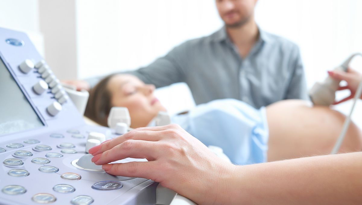 Mujer embarazada en una consulta ginecológica de control de preeclampsia (Foto. Freepik)