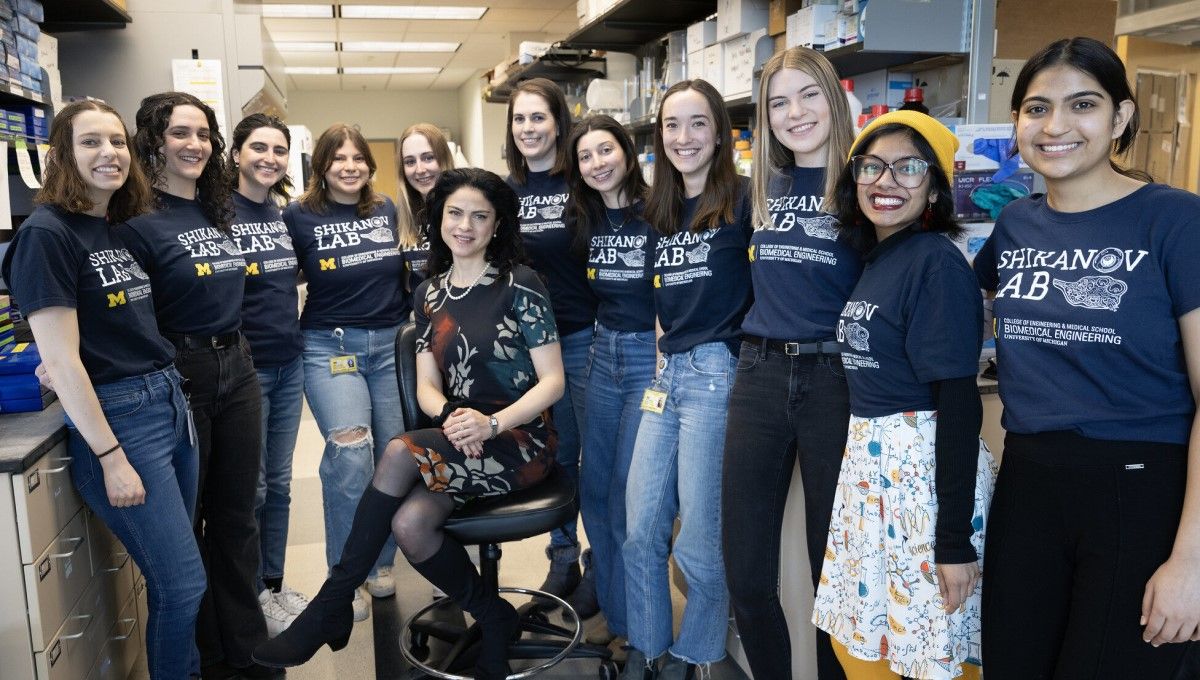 Estudiantes graduadas de BME de la Universidad de Michigan, junto a la profesora asociada Ariella Shikanov, avanzan en el desarrollo de ovarios artificiales (Foto. Universidad de Michigan)