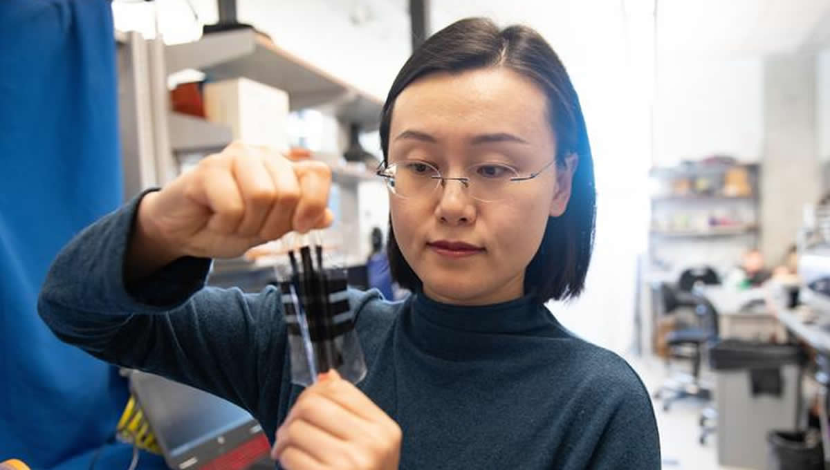 La profesora de ingeniería aeroespacial Nanshu Lu con la piel electrónica elástica que creó (Foto. Universidad de Texas en Austin)