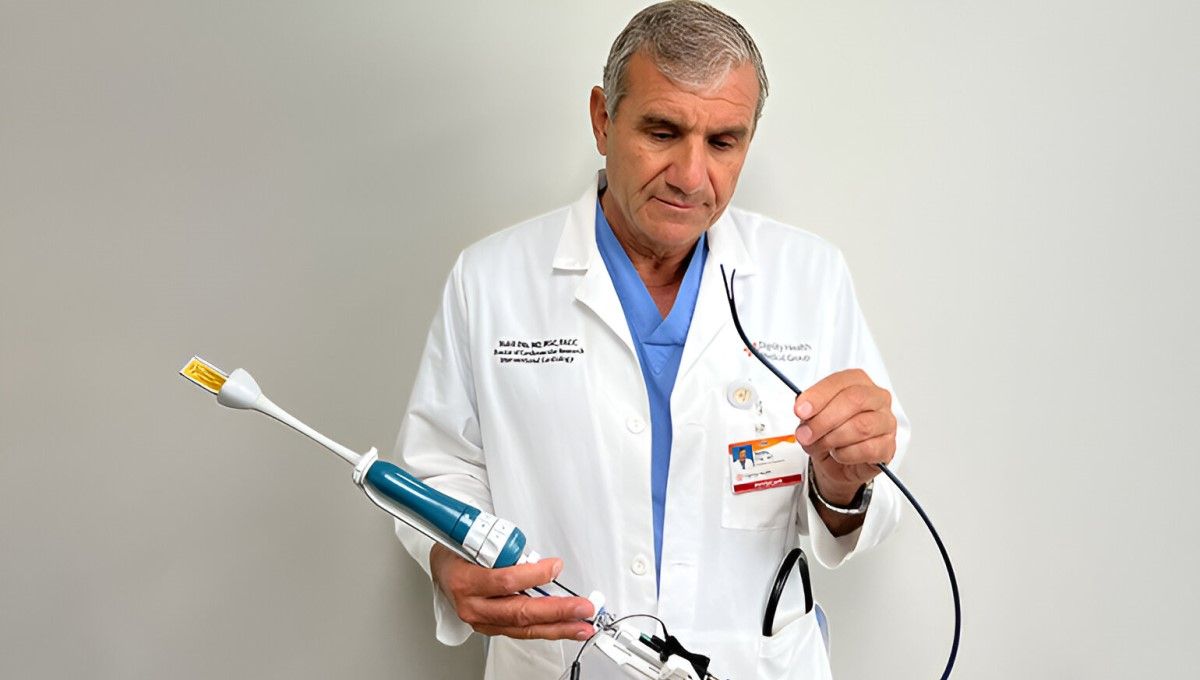 El Dr. Nabil Dib sostiene el nuevo sistema de catéter transeptal UltraNav (Foto. Dib UltraNav Medical)