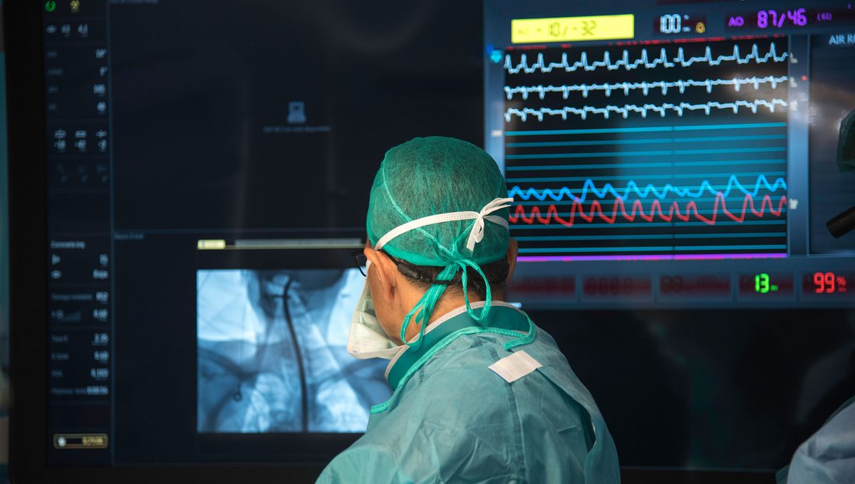 Un cirujano interviene en el nuevo quirófano híbrido del Centro Médico Teknon (Barcelona)