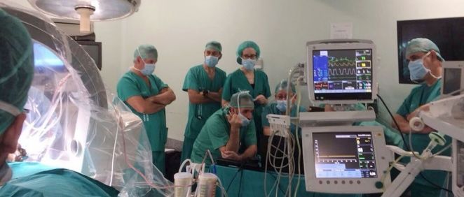 Los profesionales del Complejo Hospitalario Universitario de Cáceres durante la intervención