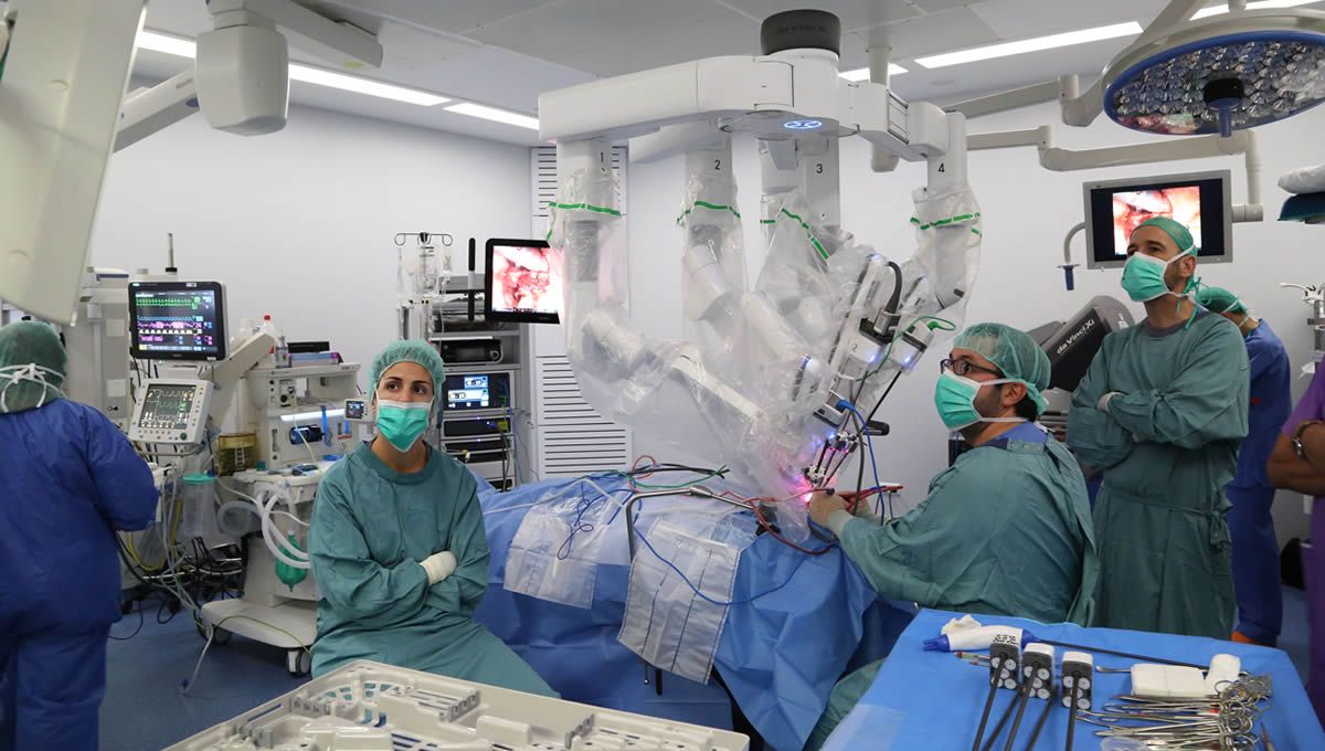 Un equipo de cirujanos del Vall d'Hebron trabaja en quirófano para combatir la apnea del sueño