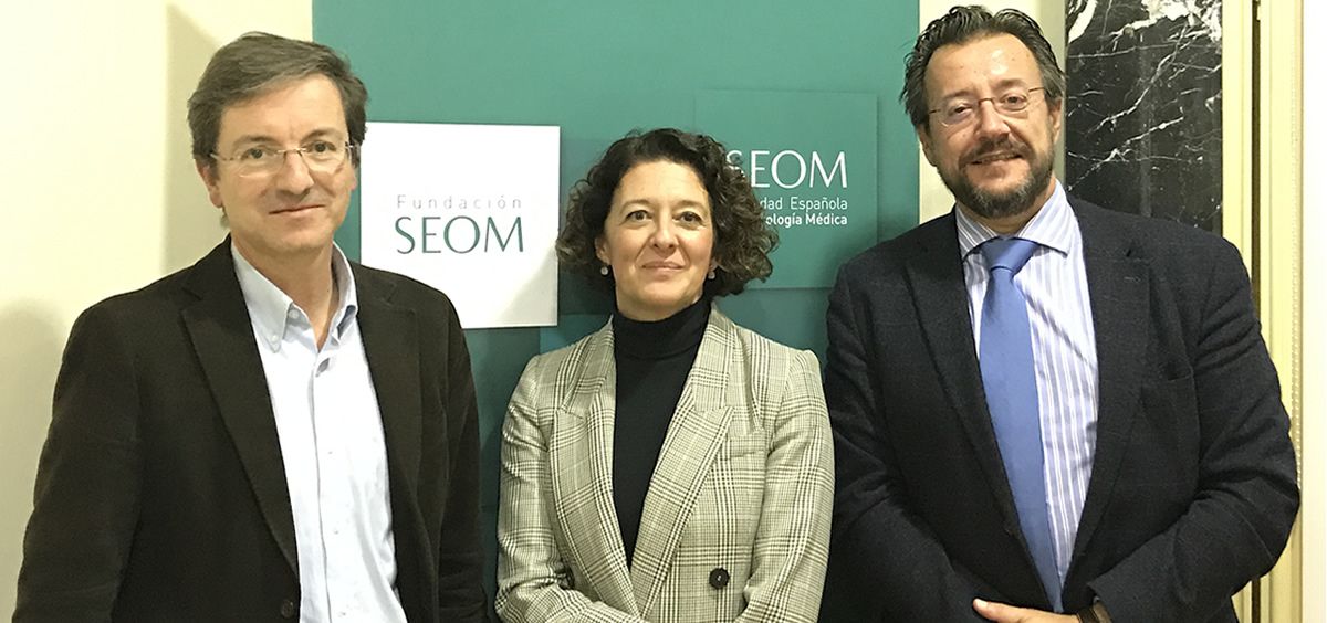 Jose Miguel Cisneros, presidente de la SEIMC, Ruth Vera, presidenta de la SEOM, y  Álvaro Rodríguez Lescure, vicepresidente de la SEOM
