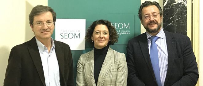 Jose Miguel Cisneros, presidente de la SEIMC, Ruth Vera, presidenta de la SEOM, y  Álvaro Rodríguez Lescure, vicepresidente de la SEOM