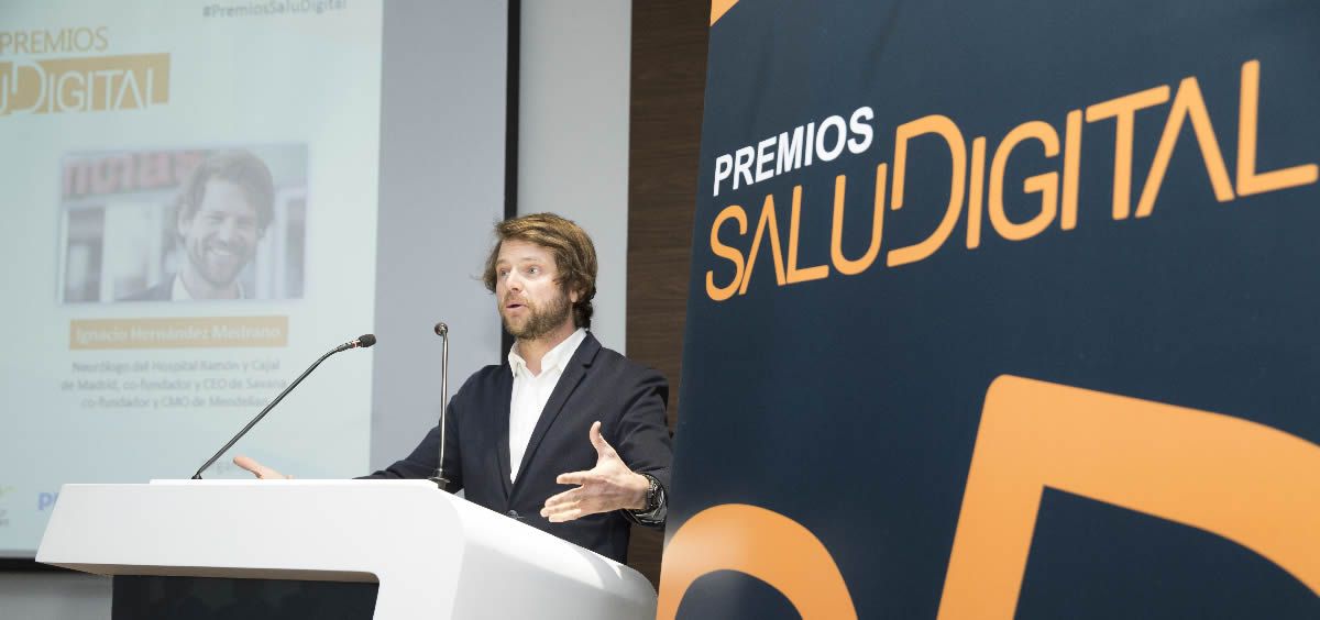 Ignacio Hernández Medrano, Personalidad Digital del Año en los Premios SaluDigital, durante su discurso tras recibir el galardón