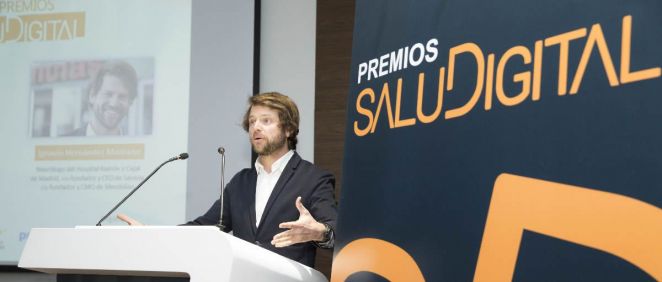 Ignacio Hernández Medrano, Personalidad Digital del Año en los Premios SaluDigital, durante su discurso tras recibir el galardón