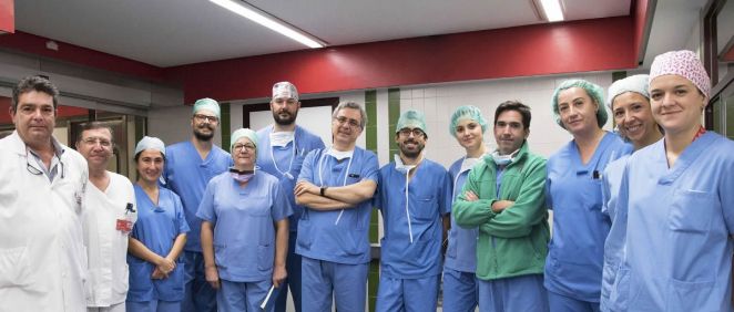 Equipo de Cirugía Vascular del CHN junto con los médicos de Madrid y Burgos que presenciaron una intervención con “endoanclajes”