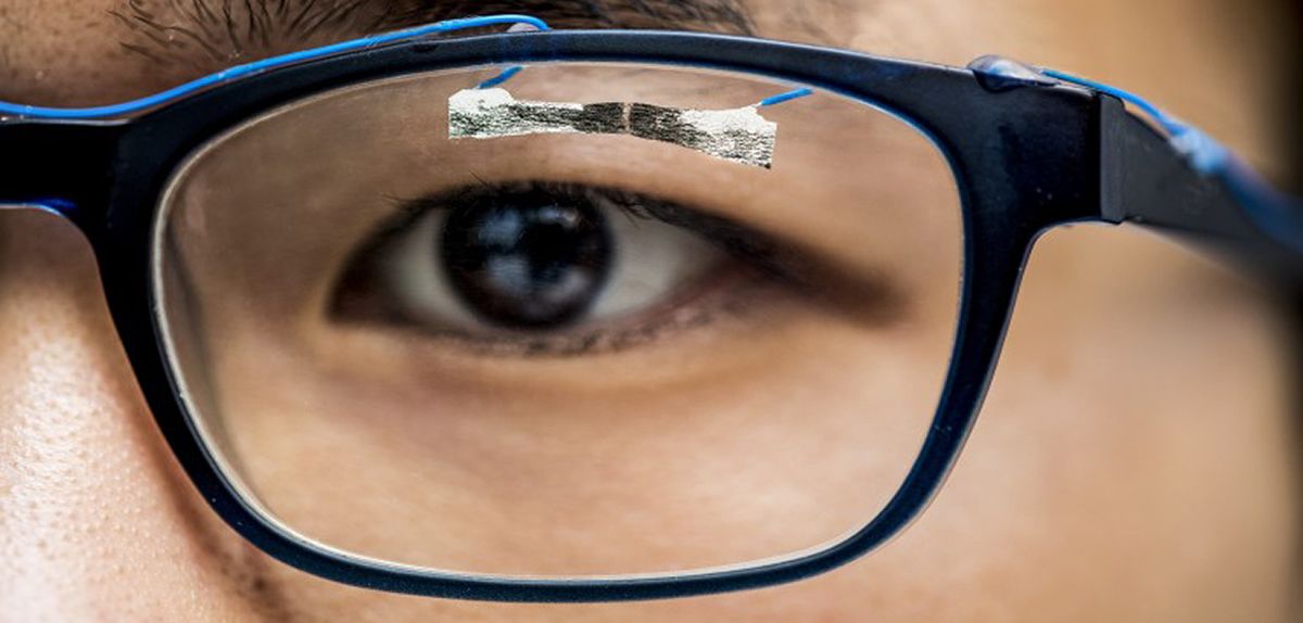 El estudiante de la Universidad de Washington, Jinyuan Zhang, demuestra cómo los sensores portátiles pueden rastrear el movimiento ocular.