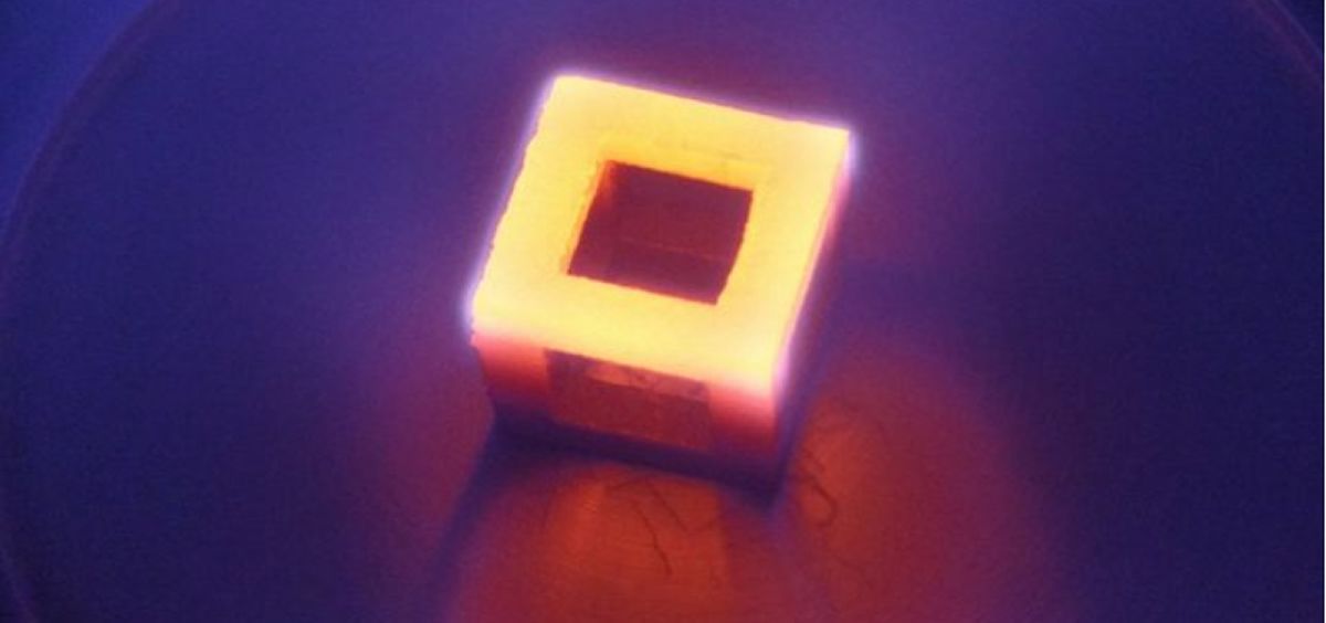 La impresora en 3D empleó ondas microondas para que los diamantes se adhiriesen al implante de titanio