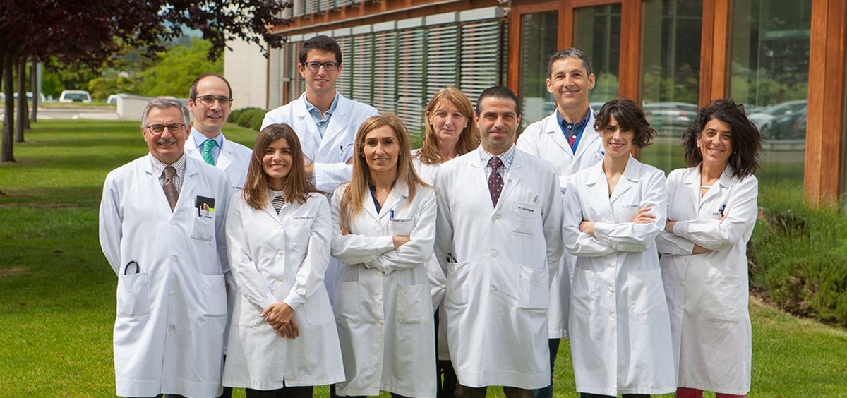 El doctor Rodríguez (tercero por la derecha) con investigadores que han participado en el trabajo