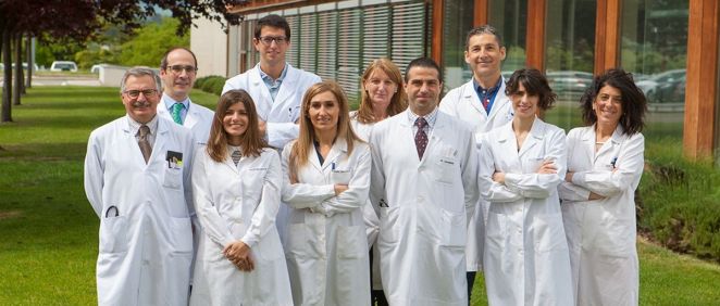 El doctor Rodríguez (tercero por la derecha) con investigadores que han participado en el trabajo