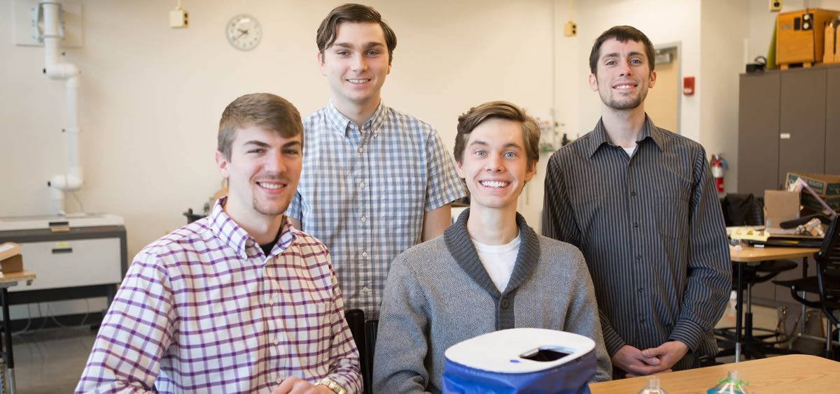 Un grupo de estudiantes de la Universidad de Grand Valley State (Estados Unidos) crea un nuevo aparato para la tos