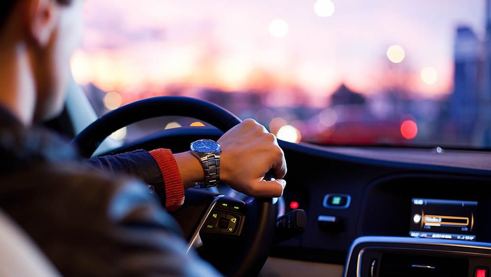 Los wearables distraen al volante tanto como los teléfonos móviles