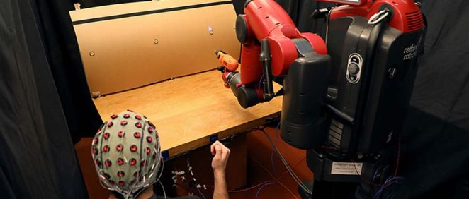 Protesis robóticas manejadas por gestos y ondas cerebrales