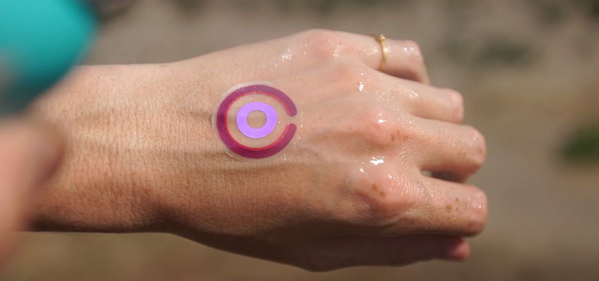 Un tatuaje advierte de si la exposición solar es perjudicial para la piel