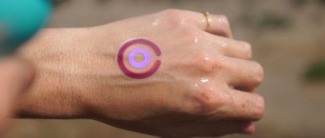 Un tatuaje advierte de si la exposición solar es perjudicial para la piel