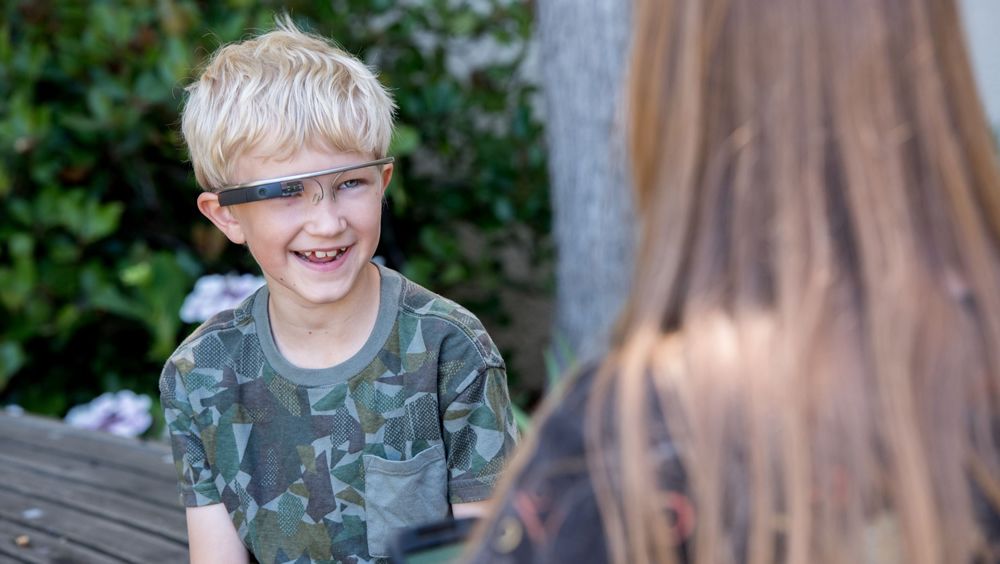 Imagen de uno de los niños que participaron en el estudio piloto de la aplicación de teléfono inteligente desarrollada por la Universidad de Stanford emparejada con Google Glass.