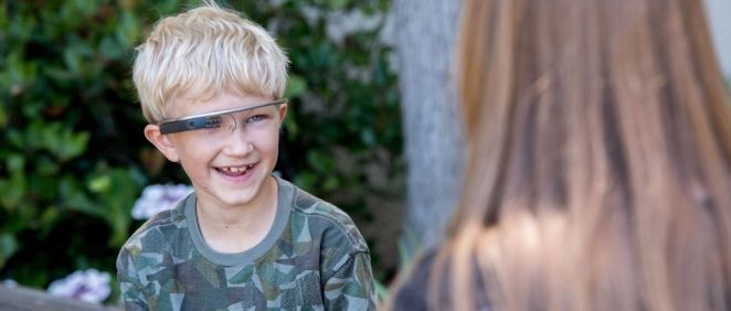 Imagen de uno de los niños que participaron en el estudio piloto de la aplicación de teléfono inteligente desarrollada por la Universidad de Stanford emparejada con Google Glass.