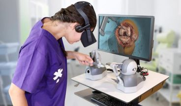 Una usuaria manipula el sistema de realidad virtual de la compañía FundamentalVR