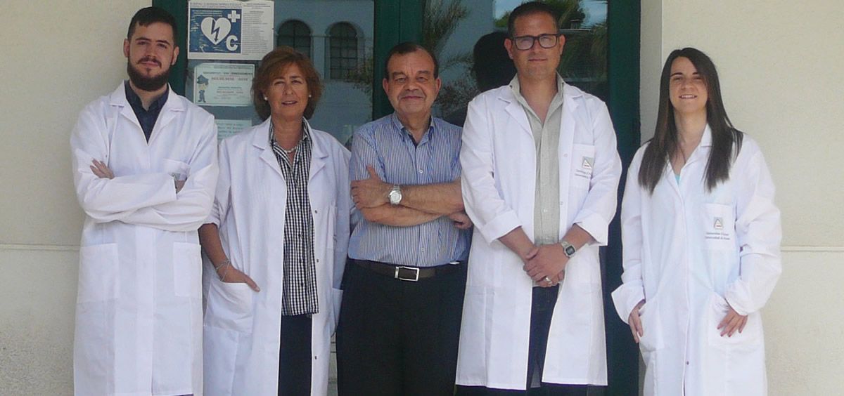 José Martín Nieto, director del grupo de investigación de 'Genética Humana y de Mamíferos' del Departamento de Fisiología, Genética y Microbiología de la UA, en el centro de la imagen, con su equipo