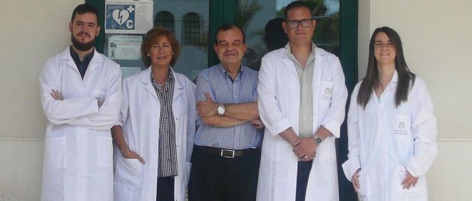 José Martín Nieto, director del grupo de investigación de 'Genética Humana y de Mamíferos' del Departamento de Fisiología, Genética y Microbiología de la UA, en el centro de la imagen, con su equipo