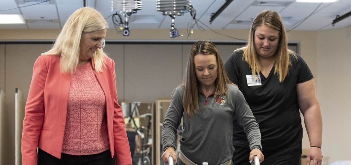 Unión de tecnología y terapia ayuda a las personas con lesiones crónicas de la médula espinal a volver caminar. Universidad de Louisville