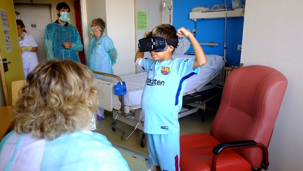 Un niño usa unas gafas de realidad virtual y la herramienta 'Virtual Trasplant reality' durante el proceso de trasplante en el entorno médico.