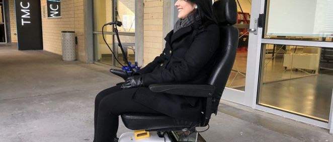 Una silla de ruedas con IA que se puede controlar con expresiones faciales