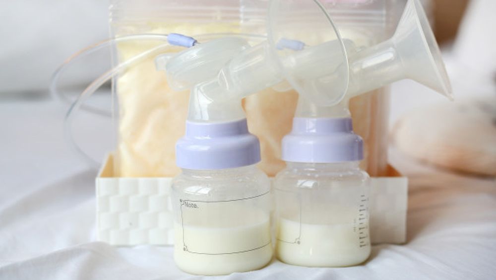 La leche materna donada es un estándar de atención en muchas salas de maternidad