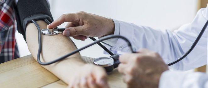 Un monitor de la presión arterial controla los datos de la salud cardiaca a través de una app