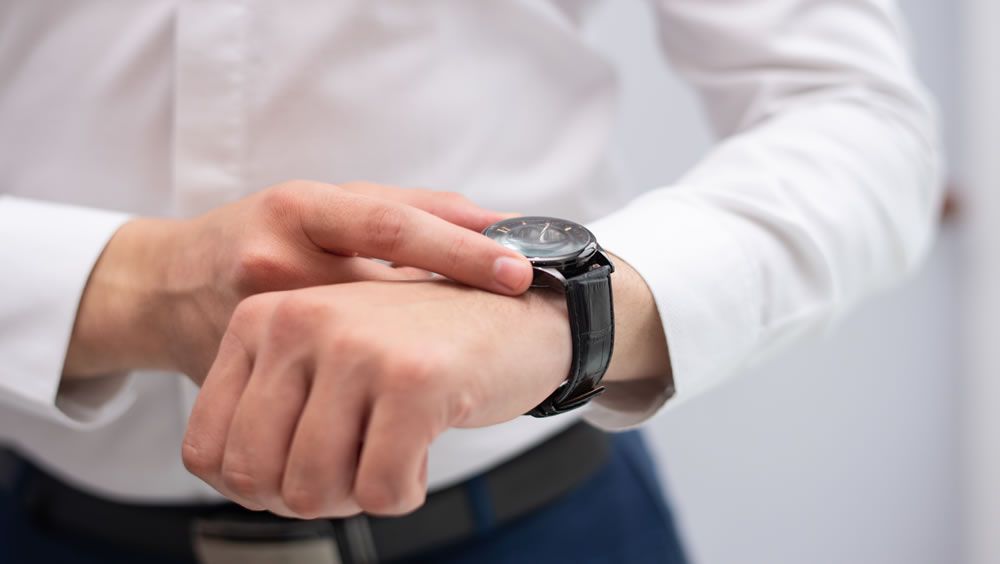 Un reloj inteligente con sensor de electrocardiograma para diagnosticar enfermedades cardiacas